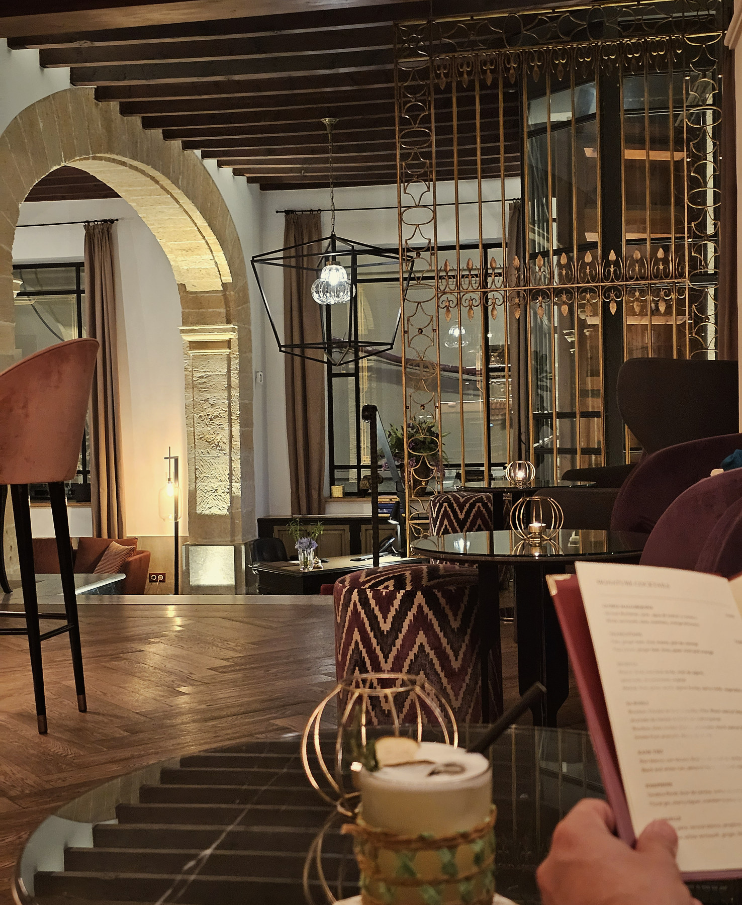 An afternoon cocktail at the bar of Glòria in Palma