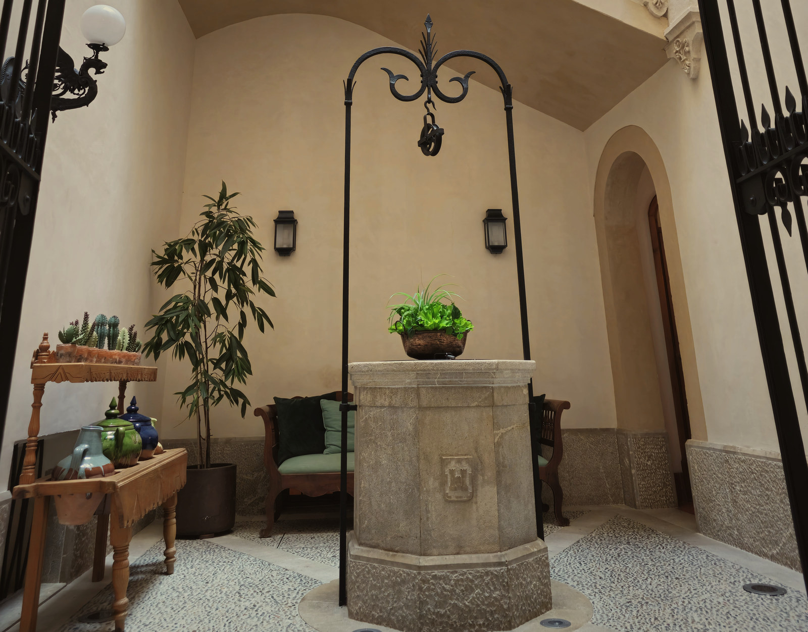 The courtyard and old well of Glòria de Sant Jaume