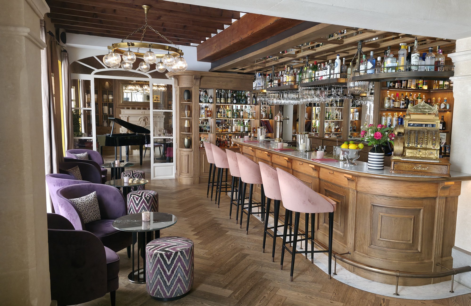 The bar and the piano at El Patio de Glòria