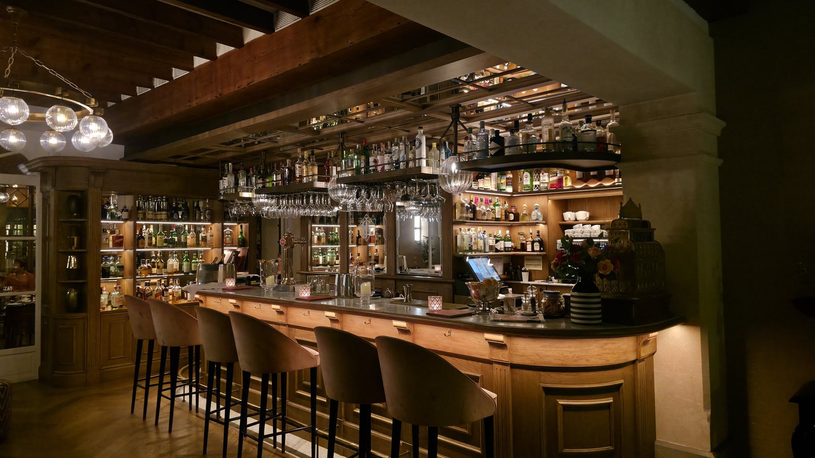 The cocktail bar at El Patio de Glòria, Palma