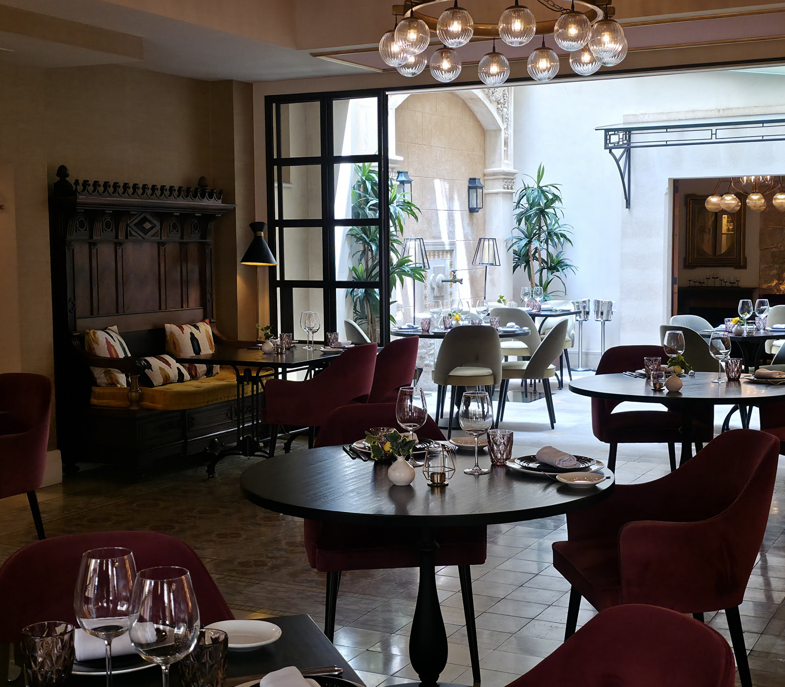 Dining in the courtyard of El Patio de Glòria