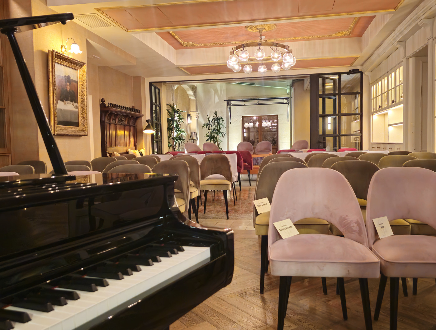 The dining room and the piano at El Patio de Glòria in the evening