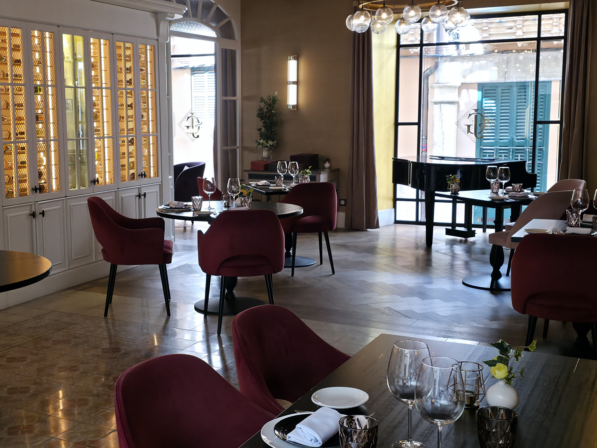 The dining room of El Patio de Glòria with the piano by the window