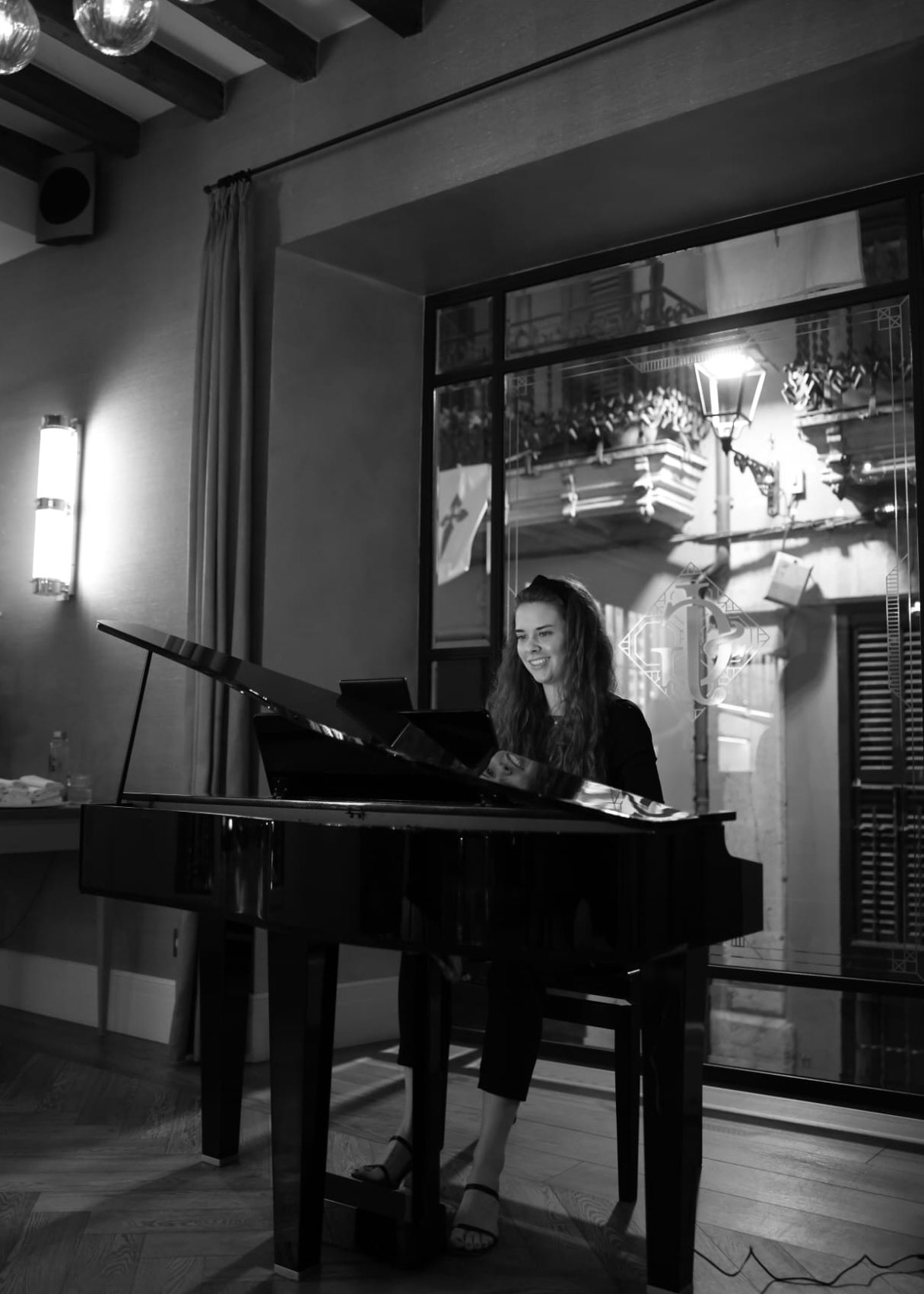 Live piano during dinner at El Patio de Glòria