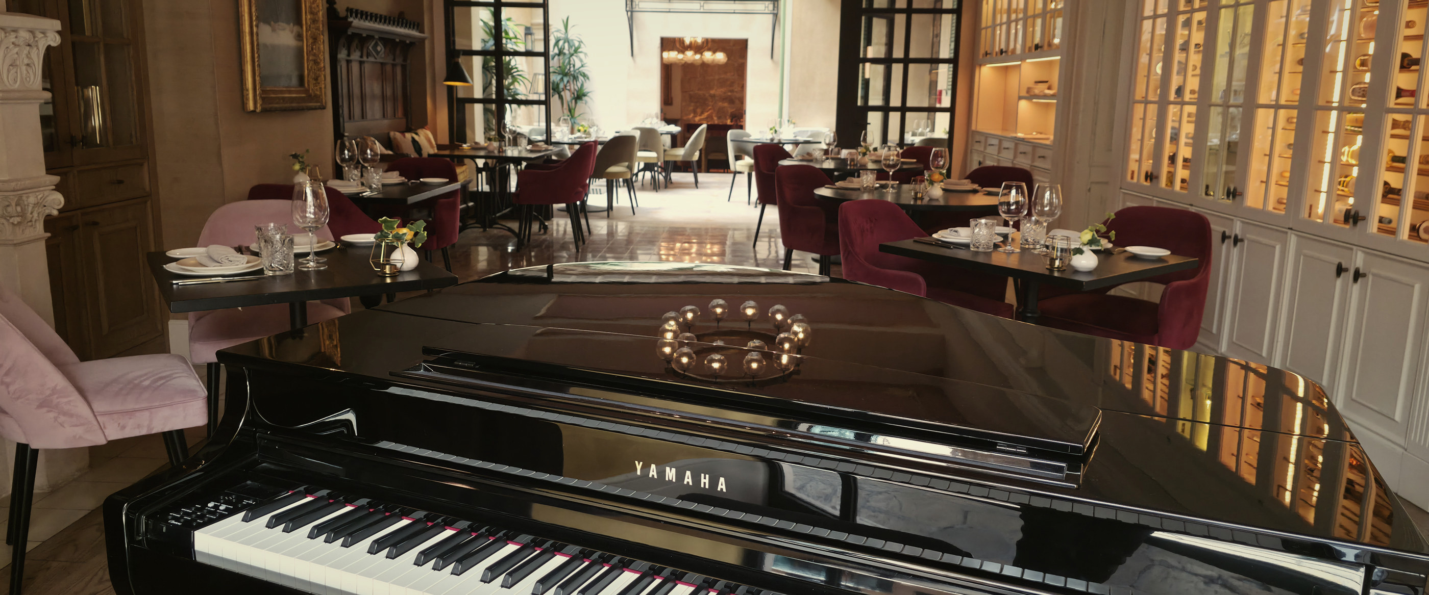 Live piano at El Patio de Glòria