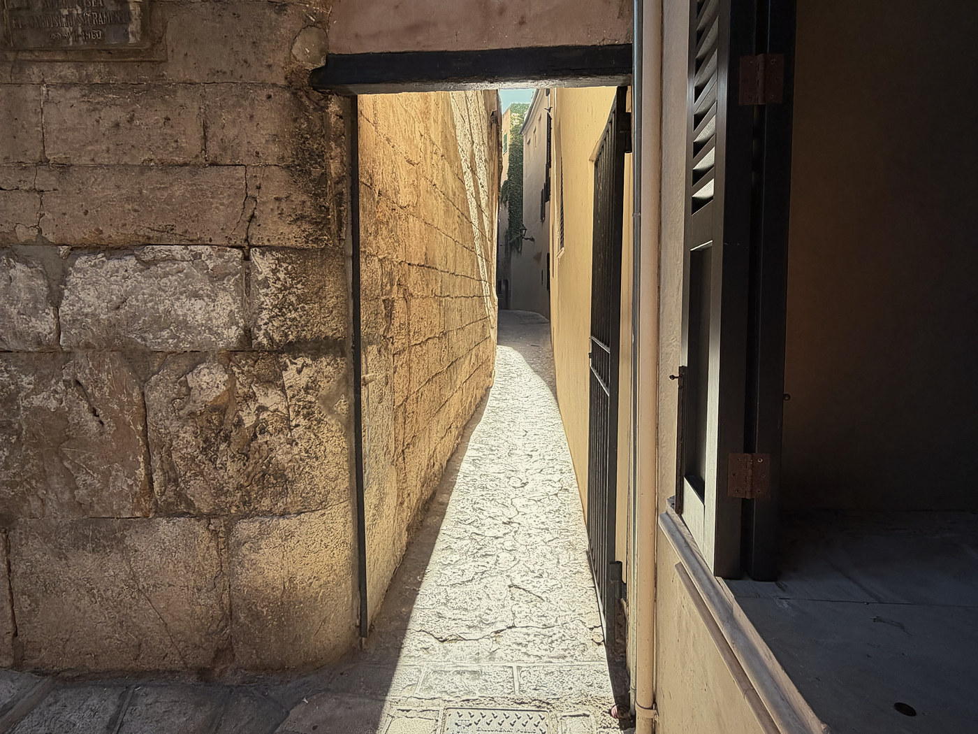 A narrow passage in Palma old town, a walk from Glòria