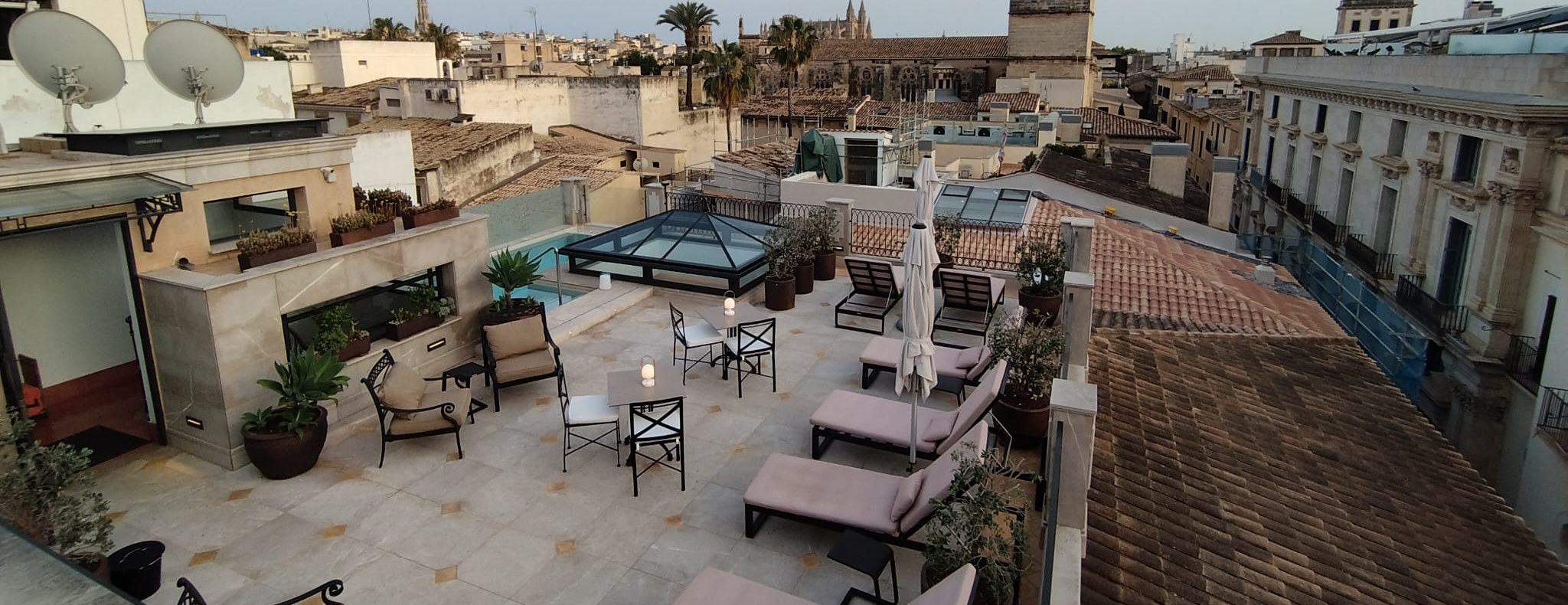 The rooftop terrace and pool of Hotel Glòria de Sant Jaume over Palma