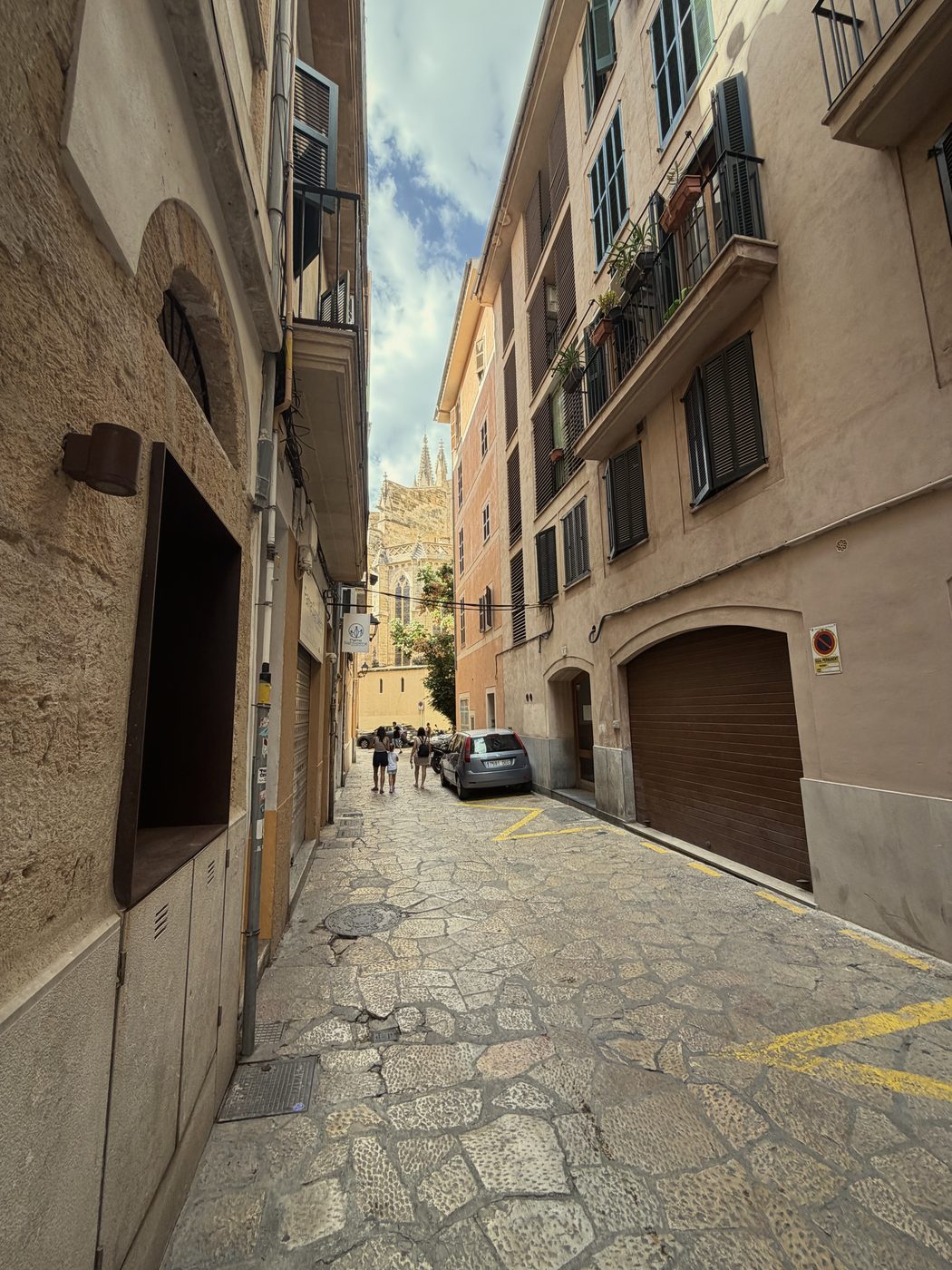 Walking back towards Carrer de Sant Jaume and Glòria