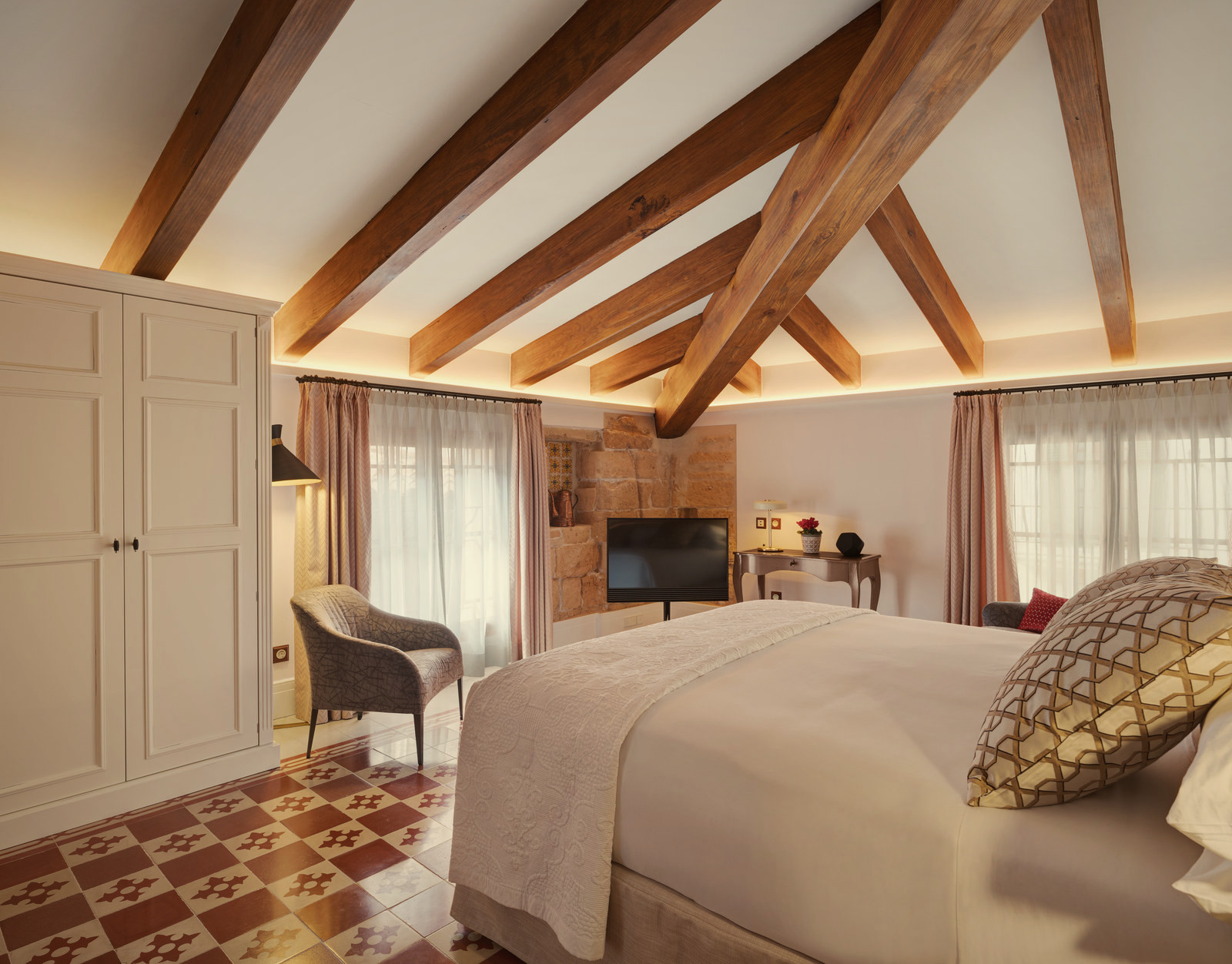 A suite with wooden beams at Glòria de Sant Jaume