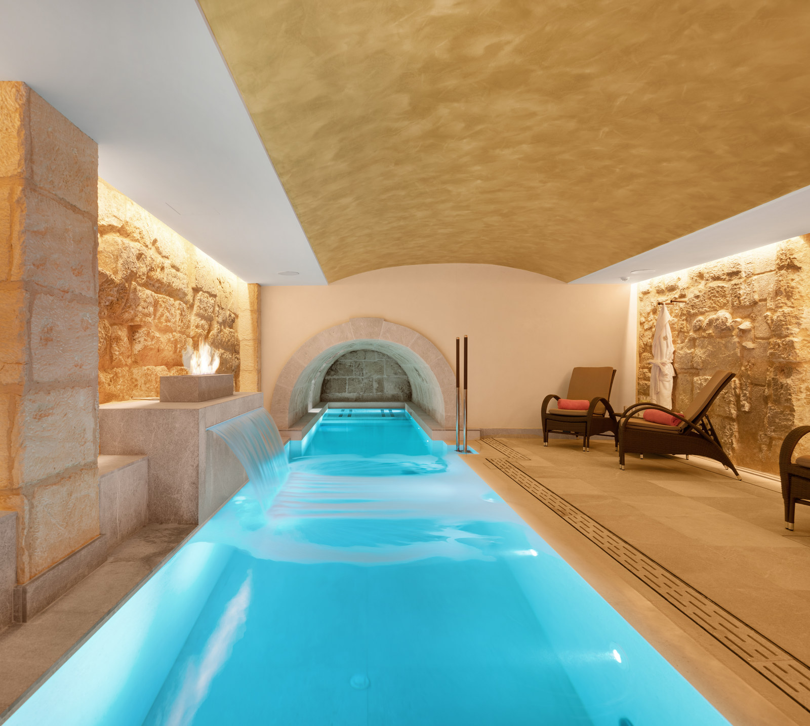Wellness in the cistern pool beneath Glòria